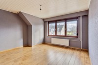 Te koop: handelsruimte + loods (215m²) en ruime woning. 18