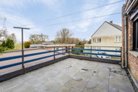 Te koop: handelsruimte + loods (215m²) en ruime woning. 28