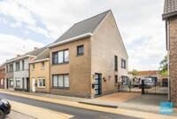Halfopen bebouwing met lichtrijke leefruimte, topgarage en unieke mancave! 1